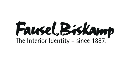 Marke-FauselBiskamp Logo von Fausel, Biskamp, dargestellt mit einer handgeschriebenen, dynamischen Schriftart, die den Namen 'Fausel, Biskamp' zeigt, unterstrichen durch den Slogan 'The Interior Identity – since 1887'. Dies unterstreicht die lange Tradition und Expertise des Unternehmens im Bereich Innenraumgestaltung. Das gesamte Logo ist in Schwarz auf weißem Hintergrund ausgeführt, was eine persönliche Note und Unverwechselbarkeit der Marke hervorhebt