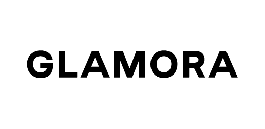 Marke-Glamora Logo von Glamora, präsentiert in einer kühnen, modernen, serifenlosen Schriftart, die den Namen 'GLAMORA' in Großbuchstaben zeigt. Das Design ist schlicht und minimalistisch gehalten, in Schwarz auf weißem Hintergrund, was die Marke als Synonym für elegante und stilvolle Wandgestaltungen positioniert