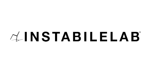 Marke-Instabilelab Logo von Instabilelab, dargestellt als Name 'INSTABILELAB' in kühner, serifenloser Schriftart, unterbrochen durch eine stilisierte, grafische Darstellung eines unregelmäßigen, schrägen Linienmusters links vom Namen. Dieses Designelement vermittelt ein Gefühl von Bewegung und Innovation, passend zum kreativen und experimentellen Ansatz der Marke in der Wandgestaltung. Das gesamte Logo ist in Schwarz auf weißem Hintergrund gehalten, was die Modernität und Schlichtheit unterstreicht