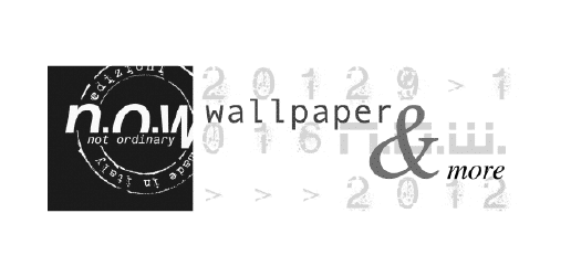 Marke-NOWEdizioni Kreatives Logo von N.O.W. Edizioni, das für 'not ordinary wallpaper & more' steht. Das Design setzt sich aus zwei Teilen zusammen: auf der linken Seite ein schwarzer Kreis mit dem Text 'n.o.w.' in Weiß, umgeben von 'not ordinary' in kleinerer Schrift, und auf der rechten Seite die Wörter 'wallpaper & more' in einer verblassten grauen Typografie, unterstrichen durch Zahlen und Pfeile, die Vielseitigkeit und Modernität ausdrücken. Dieses Logo symbolisiert die innovative und künstlerische Herangehensweise der Marke an Wandverkleidungen