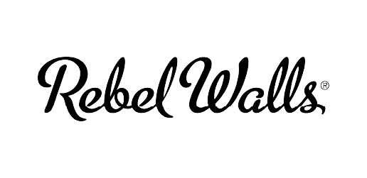 Marke-Rebelwalls Logo von Rebel Walls, dargestellt in einer fließenden, handgeschriebenen Schriftart, die den Namen 'Rebel Walls' in Schwarz auf weißem Hintergrund zeigt. Das Design vermittelt einen modernen und kreativen Ansatz in der Welt der Wandgestaltung, unterstrichen durch das eingetragene Markenzeichen '®', welches die Markenauthentizität hervorhebt