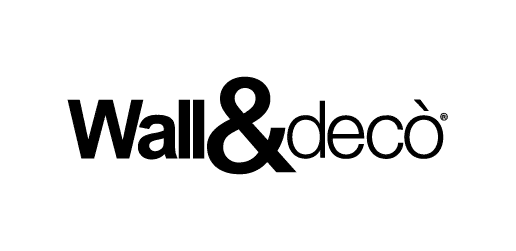 Marke-WallDeco Markenlogo von Wall&decò, dargestellt als schwarz-weißes, minimalistisches Design. Das Logo kombiniert den Namen 'Wall&decò' in moderner, stilvoller Typografie mit einem markanten Ampersand-Zeichen, das betont wird. Das hochgestellte '©' rechts oben symbolisiert die Markenrechte und unterstreicht die Exklusivität der Marke in der Design- und Dekorbranche