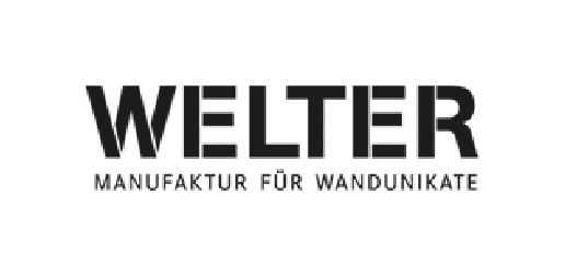 Marke-WelterWandunikate Logo von Welter, Manufaktur für Wandunikate, in einem robusten, blockartigen Schriftstil. Der Name 'WELTER' ist in großen, kühnen Buchstaben dargestellt, gefolgt von 'MANUFAKTUR FÜR WANDUNIKATE' in einer feineren Schriftart darunter. Das gesamte Design ist in Schwarz auf weißem Hintergrund gehalten, was die Exklusivität und Spezialisierung der Marke auf einzigartige Wandverkleidungen unterstreicht