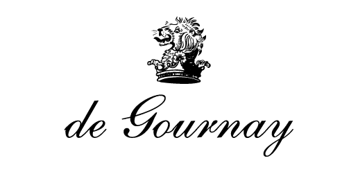 Marke-deGournay Logo von de Gournay, präsentiert als eine Kombination aus einem detailliert gezeichneten Löwen in einer Krone, der Eleganz und königliche Qualität symbolisiert, und dem Markennamen 'de Gournay' in einer geschwungenen, eleganten Schriftart darunter. Das gesamte Design ist in Schwarz auf weißem Hintergrund ausgeführt, was die Exklusivität und Raffinesse der Marke im Bereich hochwertiger Tapeten betont.